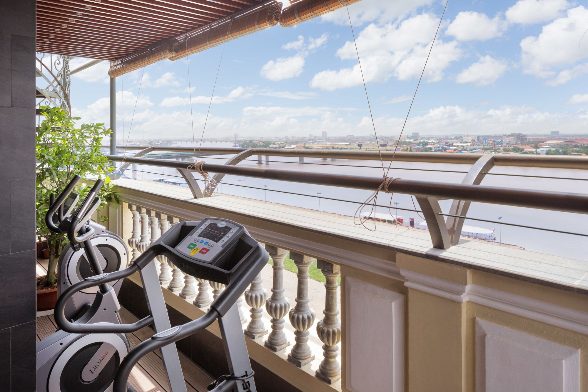 Lcs Hotel & Apartment Phnom Penh Exterior photo